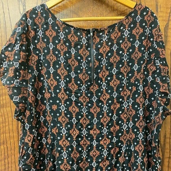 Torrid Black Print Raw hem Fit and‎ Flare Blouse - Picture 7 of 9